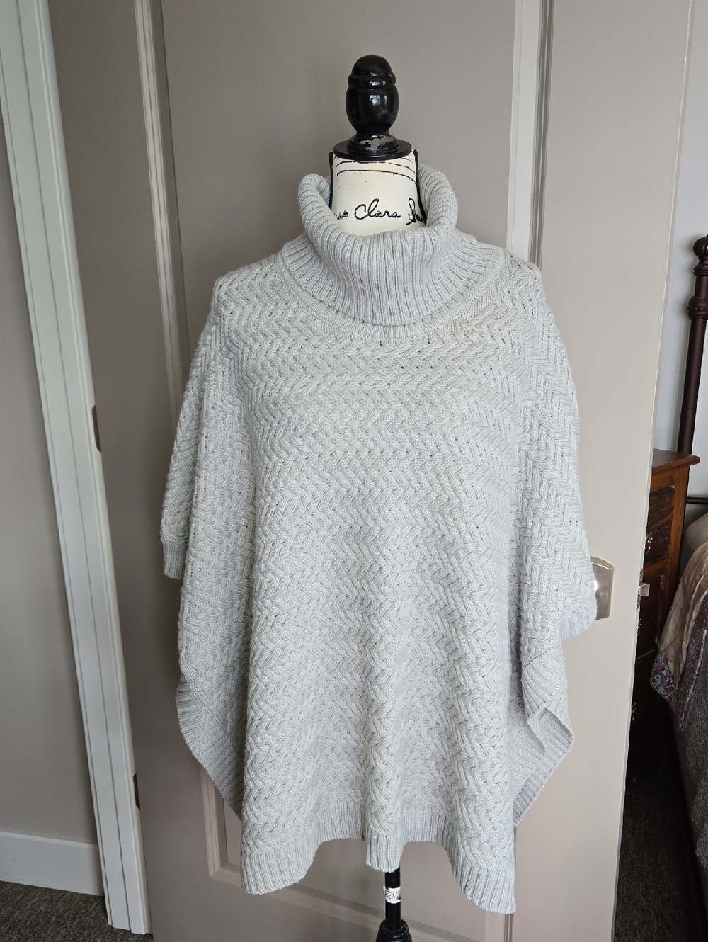 LOLe * Women's Light Gray Turtleneck Poncho Sweater, O/S